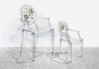 Die Stühle Ghost, Stilikonen von Kartell, treffen auf die Minions